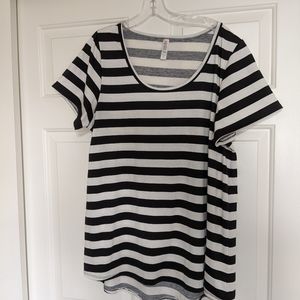 Like New 2xl Black and White Striped Lularoe Classic Tee